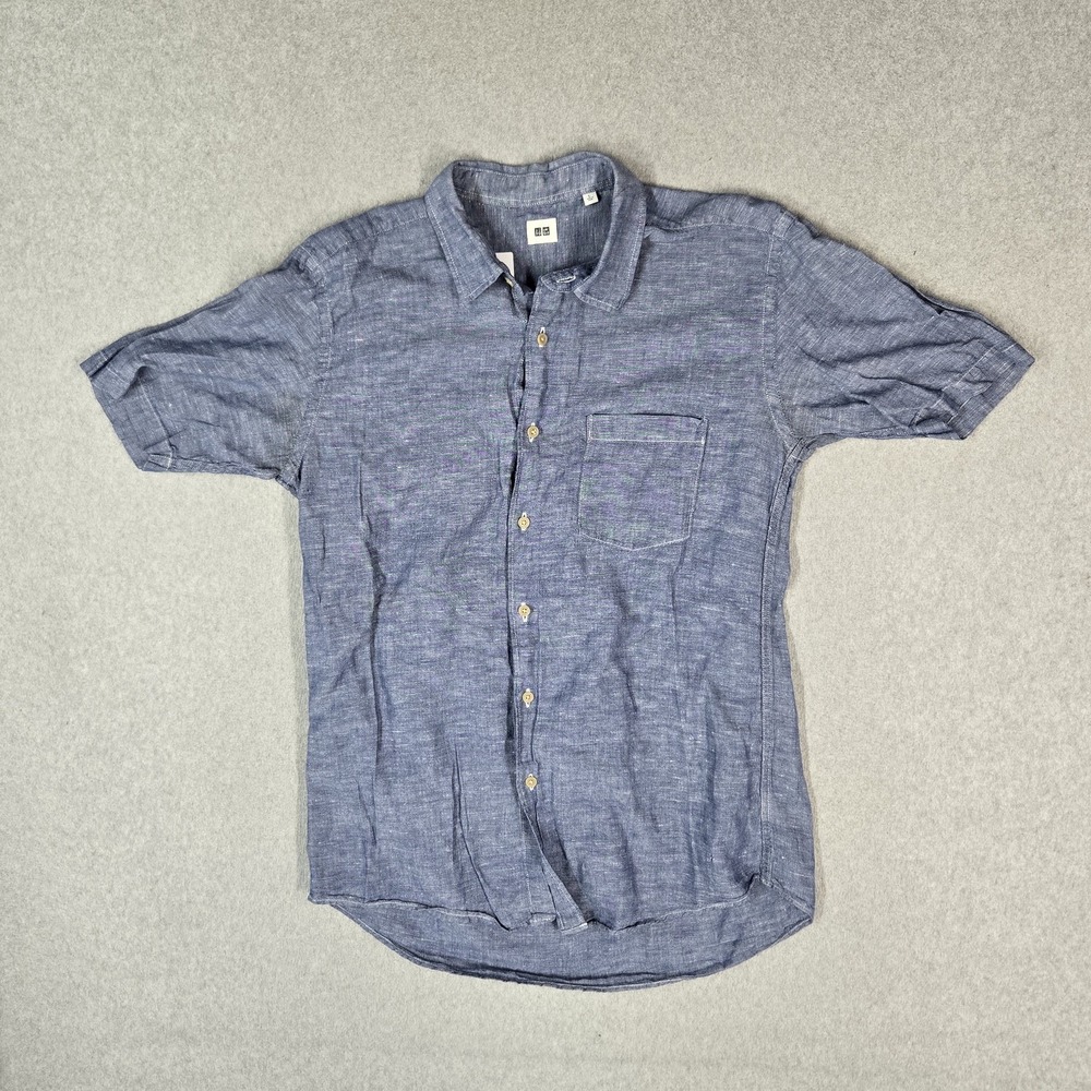 UNIQLO Men Button Up Shirt L Blue Logo Short Sleeve Pockets Chambray